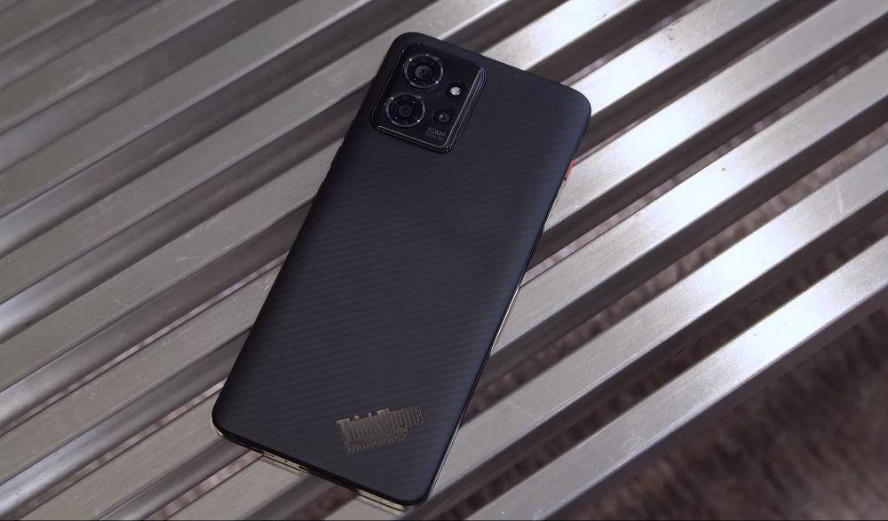 potret konstruksi bodi Motorola ThinkPhone (dok. youtube.com/Engadget)