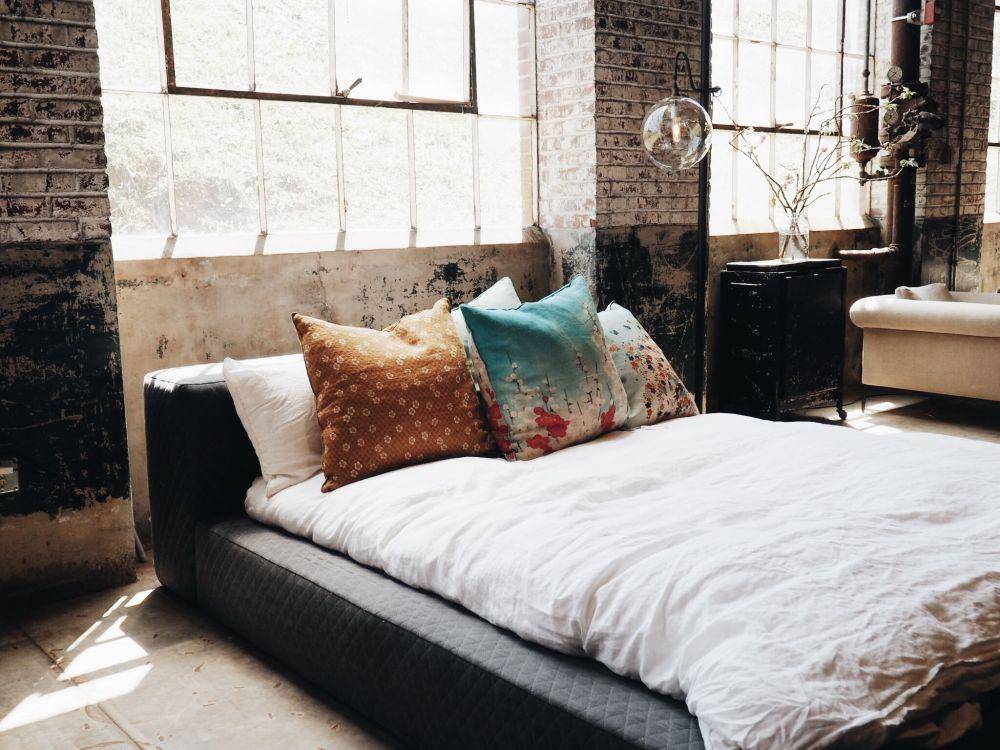 Desain kamar tidur industrial (Unsplash/Anna Sullivan)