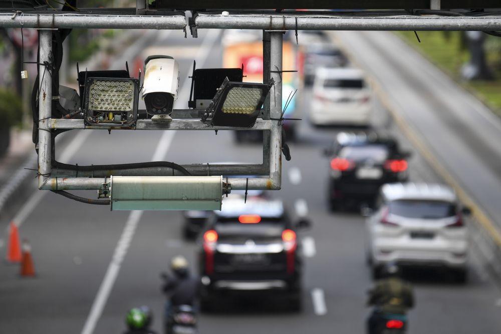 Sejumlah kendaraan bermotor melintas di bawah Alat Sistem Jalan Berbayar Elektronik (ERP) di Jalan Medan Merdeka Barat, Jakarta, Senin (9/1/2023). (ANTARA FOTO/M Risyal Hidayat)