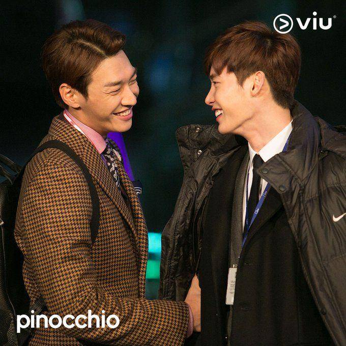 Kim Young Kwang dan Lee Jong Suk di balik layar Pinocchio (twitter.com/viu_id)