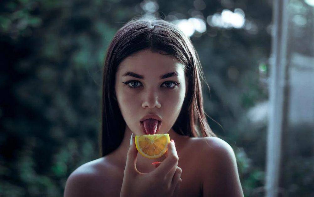 ilustrasi perempuan merasakan buah jeruk (pexels.com/Elijah O'Donnell)