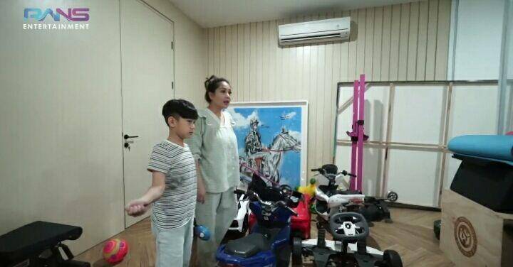 Rafathar bagi-bagi mainan. (youtube.com/Rans Entertainment)