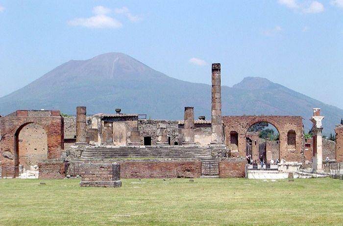 Pompeii dan Vesuvius abad ke-6-7 SM (commons.wikimedia.org)