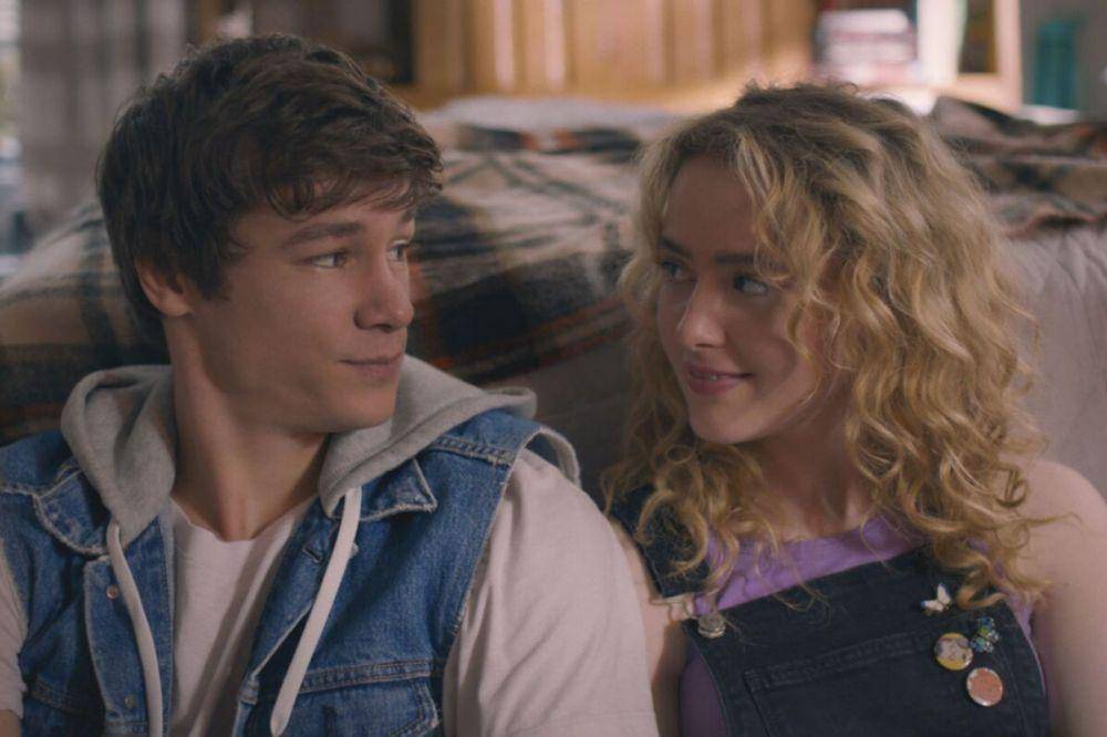 Kyle Allen dan Kathryn Newton dalam film The Map of Tiny Perfect Things (dok. FilmNation Entertainment/The Map of Tiny Perfect Things)