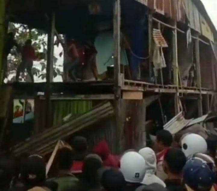 Tangkapan layar video rumah pelaku penculikan dan pembunuhan anak di Makassar dirusak massa/Instagram