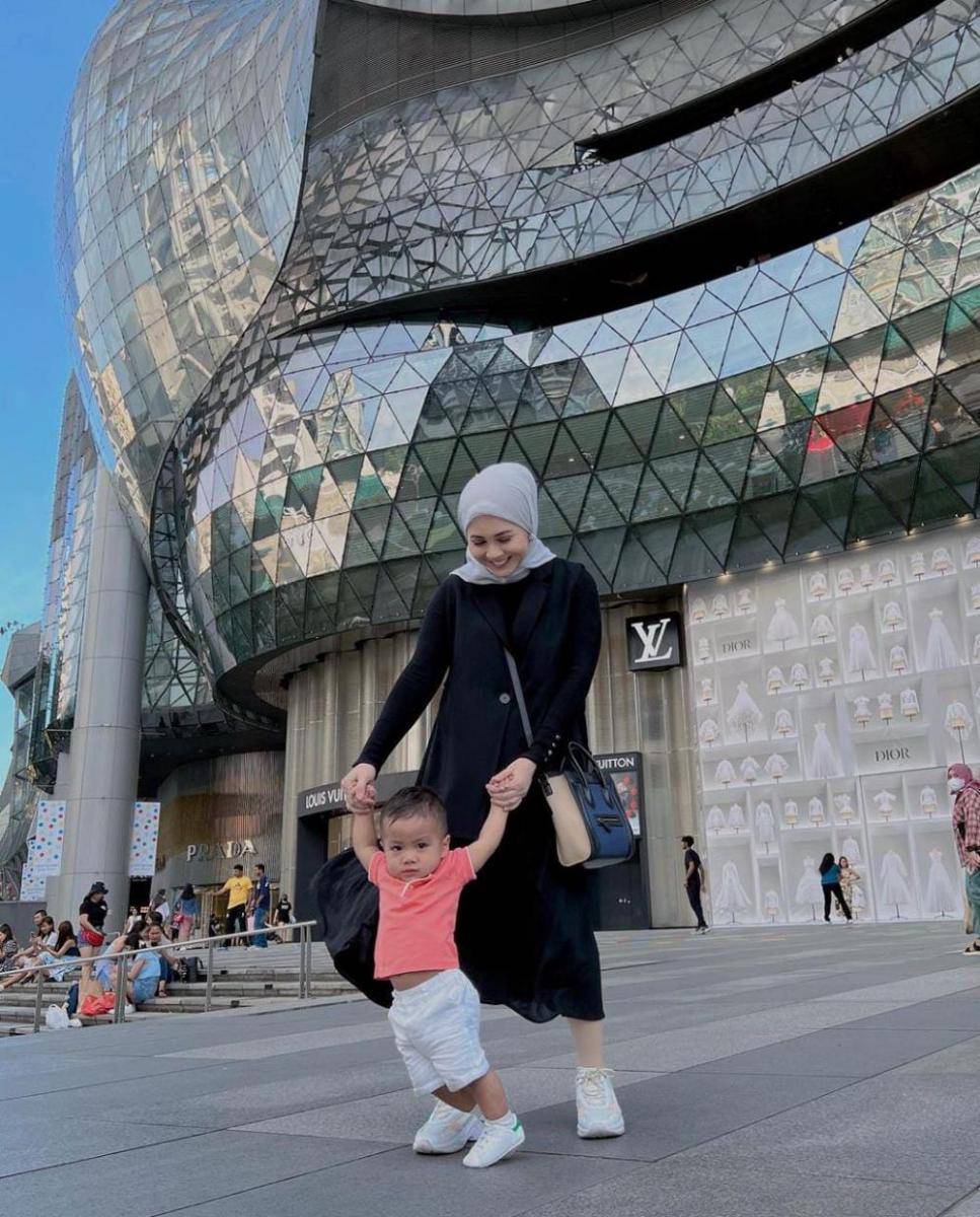 Liburan Kesha ke Singapura (instagram.com/kesharatuliu05)