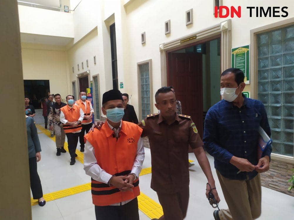 Tiga terdakwa kasus korupsi suap penerimaan mahasiswa baru (PMB) Universitas Lampung (Unila) jalur mandiri 2022 tiba di PN Tipikor Tanjungkarang. (IDN Times/Tama Yudha Wiguna).