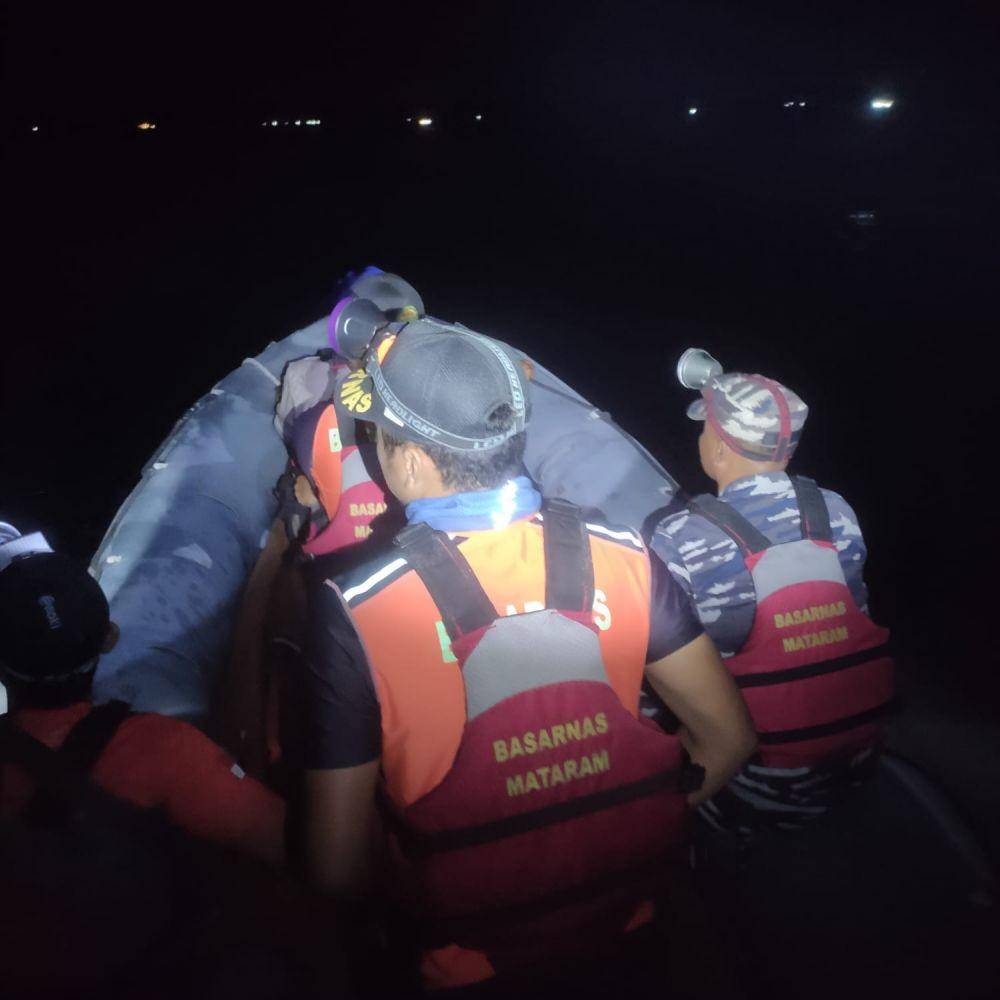 Tim SAR gabungan melakukan pencarian terhadap mahasiswa yang tenggelam di perairan Gili Air hingga Selasa malam (10//2023). (dok. SAR Mataram)