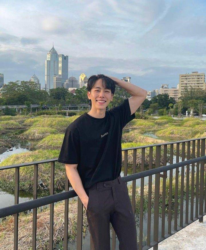 outfit t-shirt ala War Wanarat (instagram.com/warwanarat)