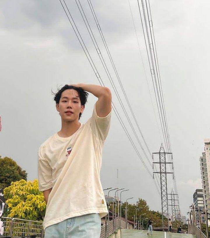 outfit t-shirt ala War Wanarat (instagram.com/warwanarat)