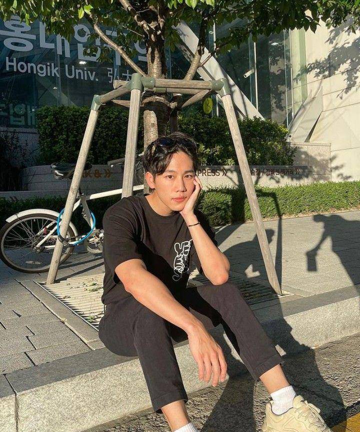 outfit t-shirt ala War Wanarat (instagram.com/warwanarat)
