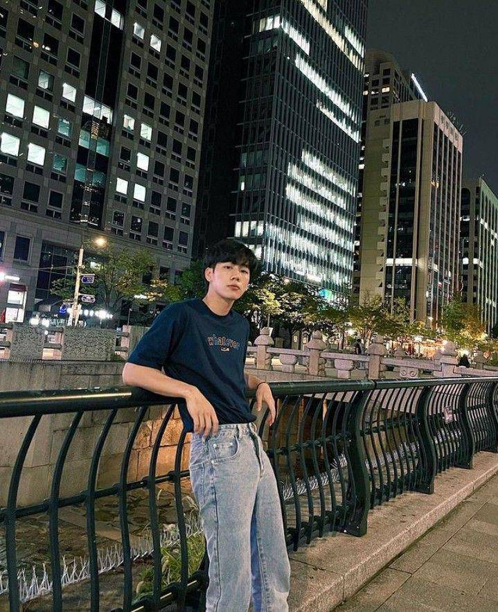 outfit t-shirt ala War Wanarat (instagram.com/warwanarat)