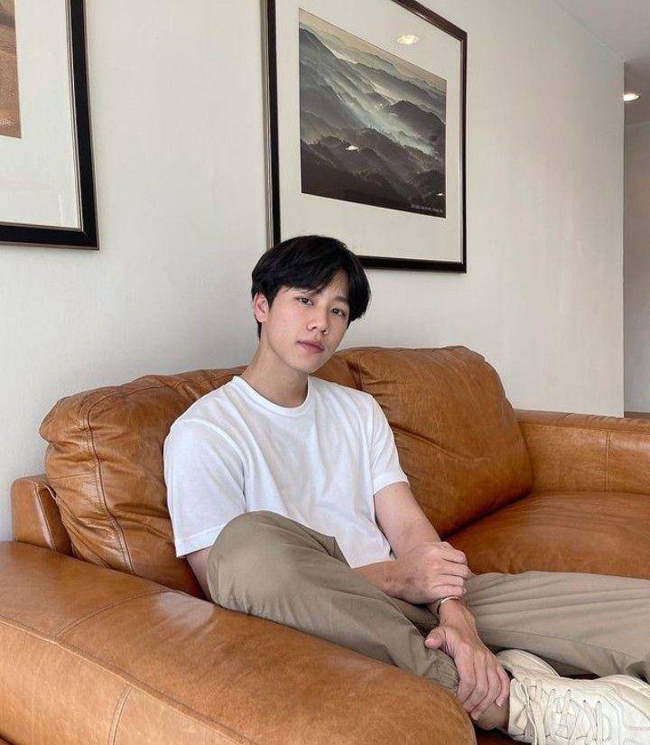 outfit t-shirt ala War Wanarat (instagram.com/warwanarat)