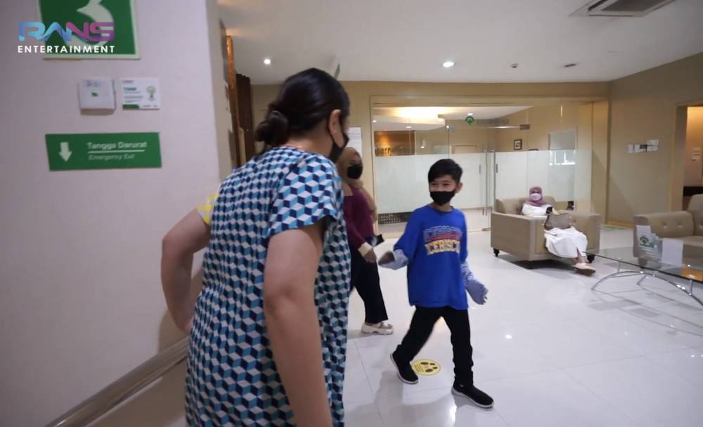 momen Rafathar dibawa ke rumah sakit untuk rontgen (youtube.com/RANS Entertainment)
