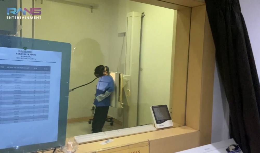 momen Rafathar dibawa ke rumah sakit untuk rontgen (youtube.com/RANS Entertainment)