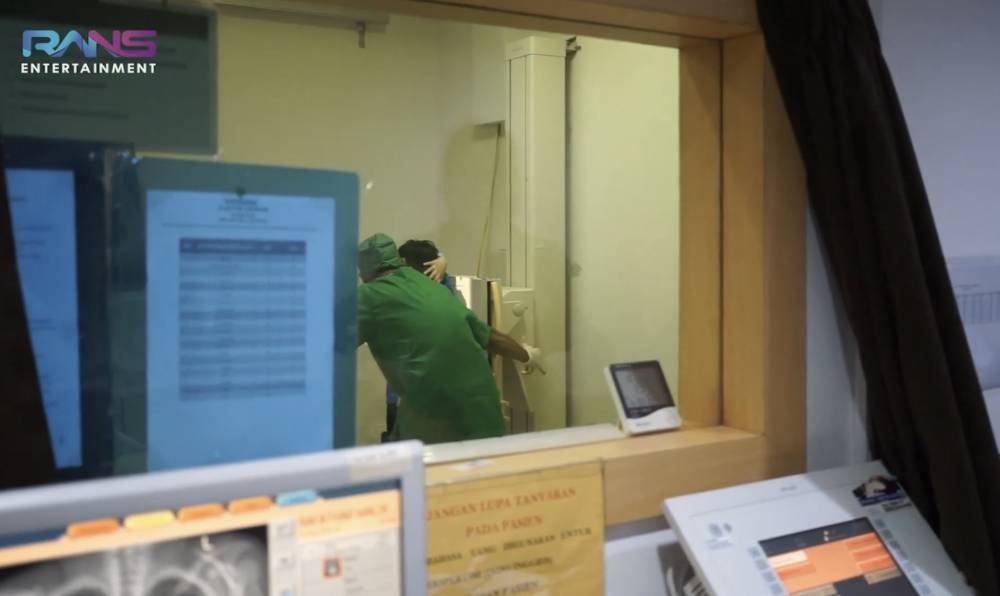 momen Rafathar dibawa ke rumah sakit untuk rontgen (youtube.com/RANS Entertainment)