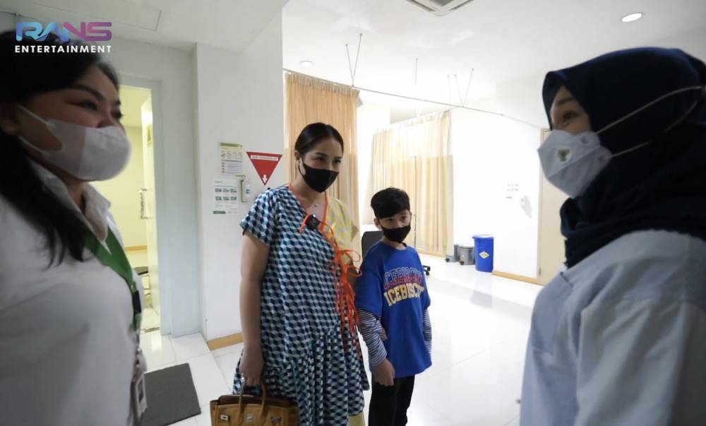 momen Rafathar dibawa ke rumah sakit untuk rontgen (youtube.com/RANS Entertainment)