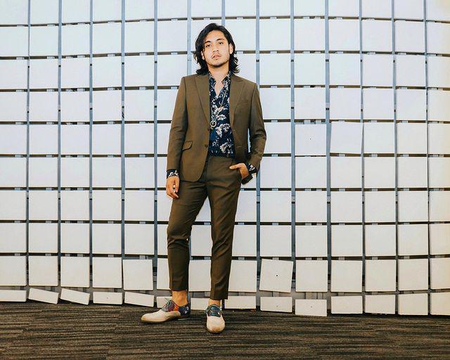 10 Inspirasi Outfit dengan Kemeja ala Giorgino Abraham, Manly Abis!