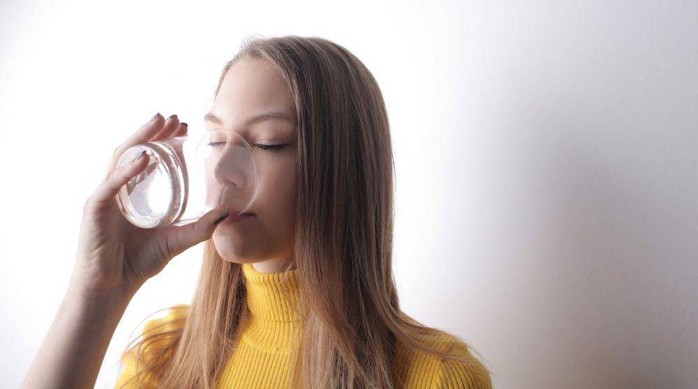 ilustrasi perempuan minum air putih (pexels.com/Andrea Piacquadio)