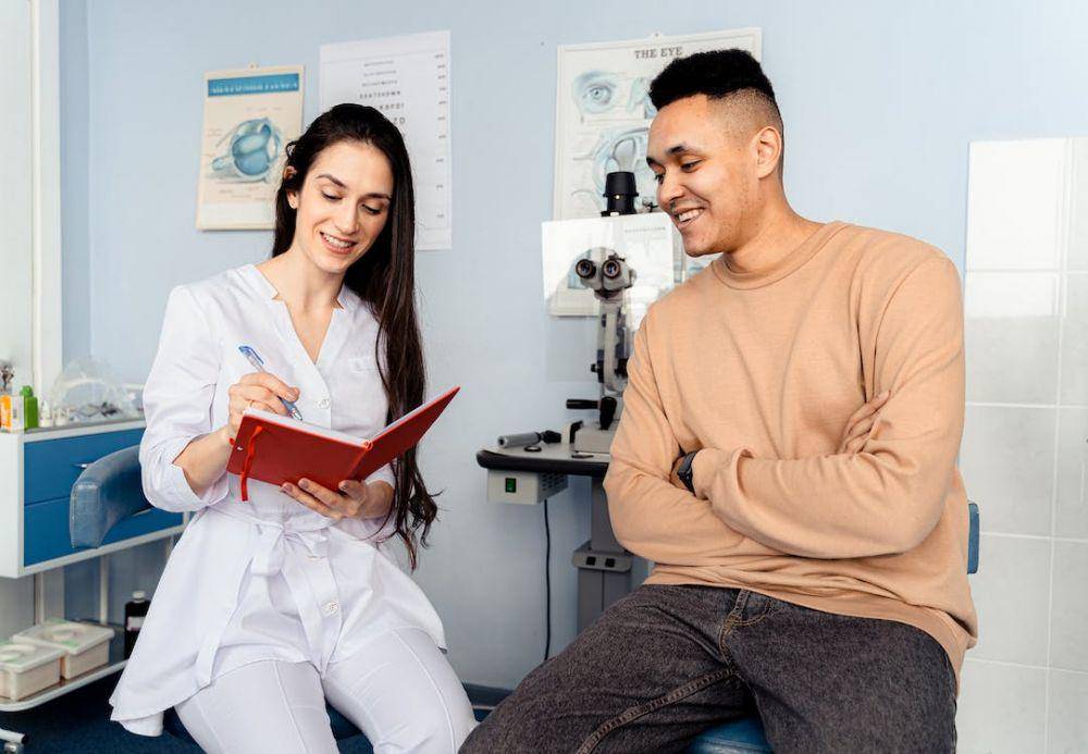 ilustrasi dokter mata menjelaskan pada pasien (pexels.com/Antoni Shkraba)