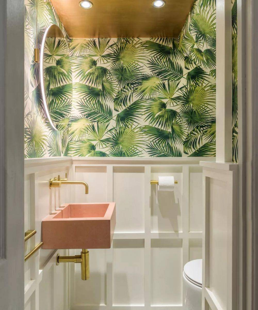 inspirasi desain powder room (homesandgardens.com)