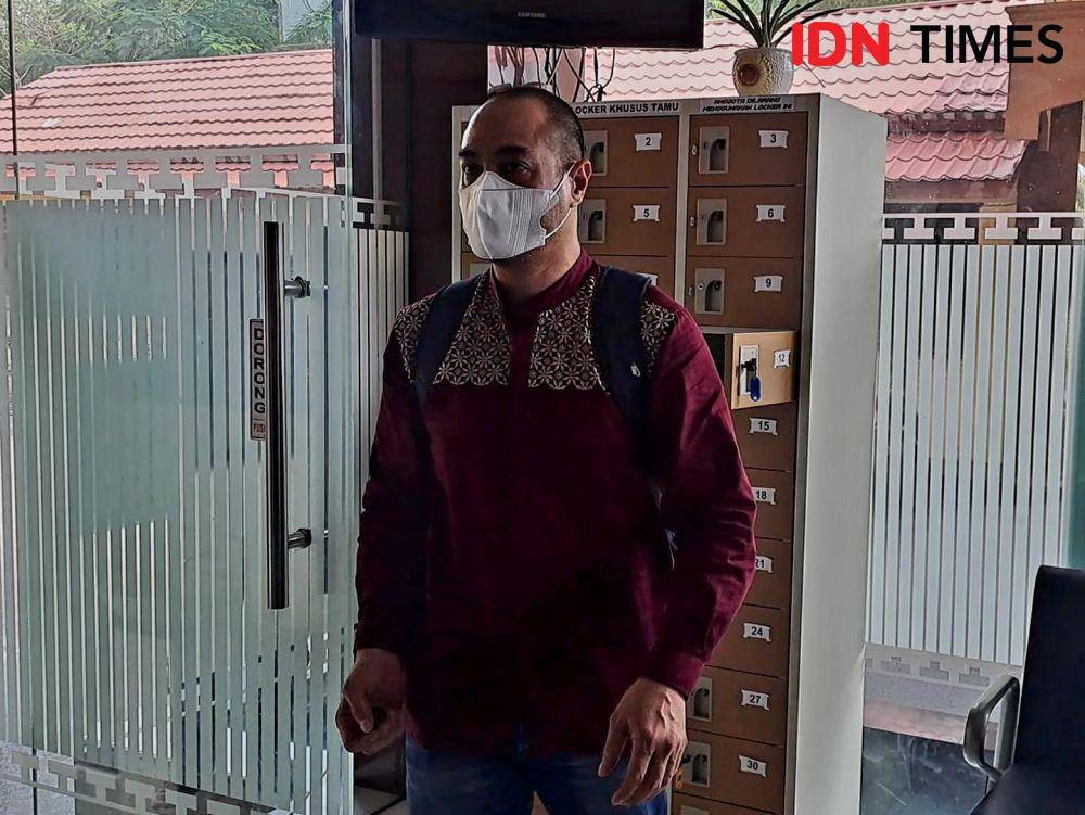 Ferry Irawan saat mendatangi Mapolda Jatim, Senin (9/1/2023). (IDN Times/Ardiansyah Fajar).