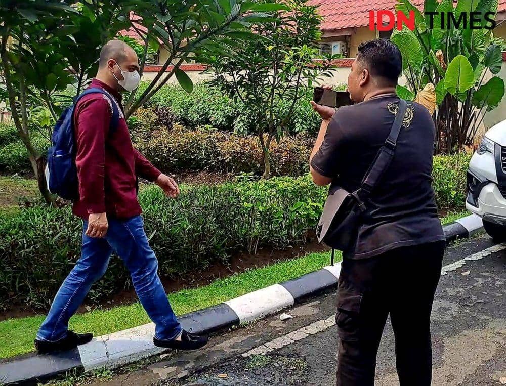 Suami Vena Melinda, Ferry Irawan saat tiba di Ditreskrimum Polda Jatim. IDN Times/Ardiansyah Fajar.