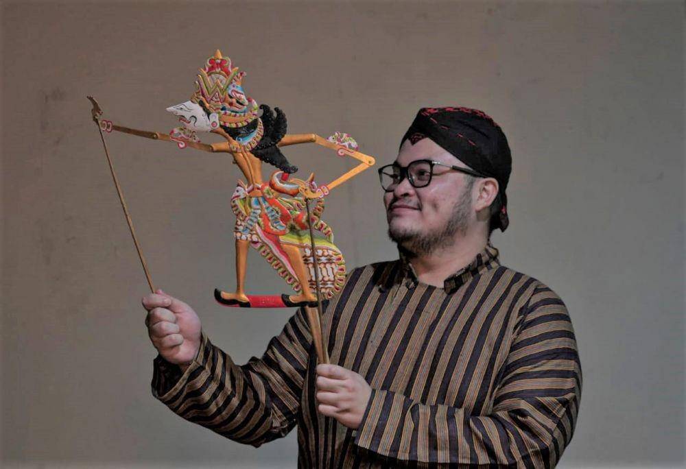 Dewan Kesenian dan Kebudayaan Kabupaten Kediri (DK4) menerima Surat Pencatatan Inventarisasi Kekayaan Intelektual Komunal Ekspresi Budaya Tradisional yang memuat Wayang Krucil sebagai budaya asli Kediri pada Senin (9/1/2023). (Dok. Humas Pemkab Kediri)