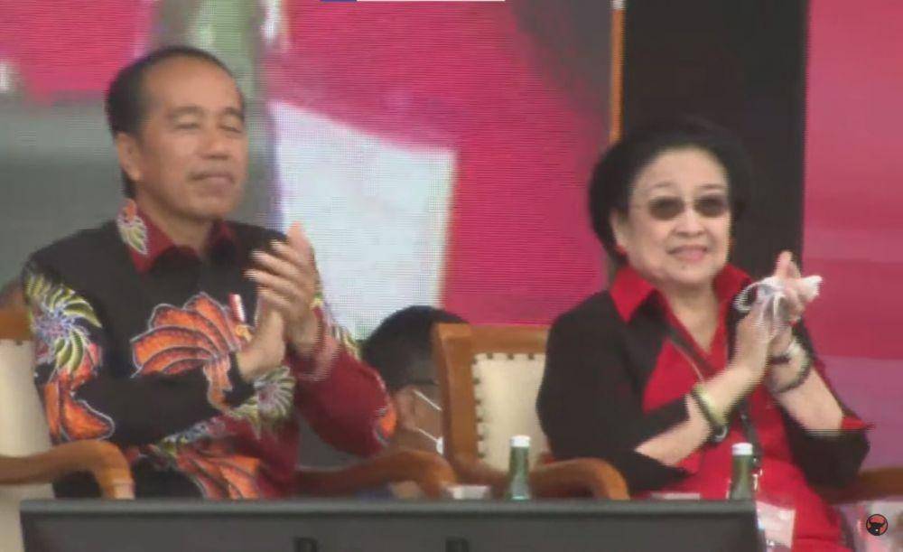 Megawati tersenyum saat melihat penerjun mendarat di lokasi perayaan HUT ke-50 PDI Perjuangan. (youtube.com/PDI Perjuangan)