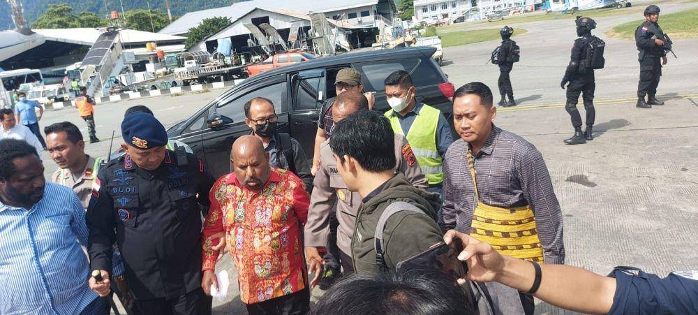 Gubernur Papua Lukas Enembe usai ditangkap KPK, Selasa (10/1/2023). Foto: Dok Humas Polri.