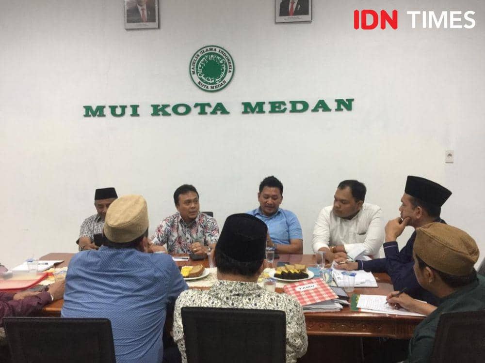 Warga Kecamatan Medan Johor mengadu ke MUI Medan soal planter box yang dipasang jadi separator jalan Karya Wisata, Selasa (10/1/2023). (IDN Times/Prayugo Utomo)
