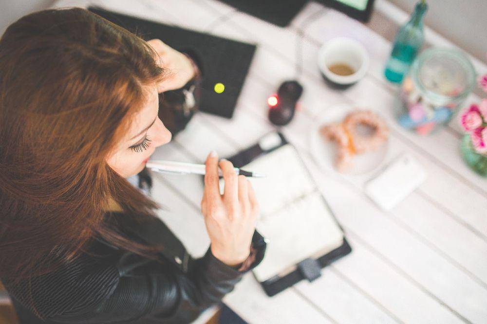 Ilustrasi seorang wanita yang sedang berpikir di meja kantor (pixabay.com/ Karolina Grabowska)