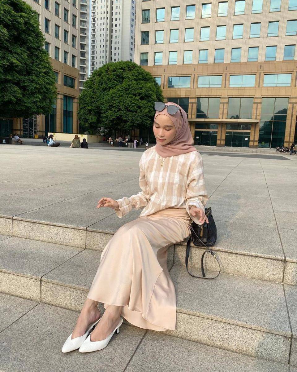 OOTD hijab untuk kuliah ala Astri Ratnasari (instagram.com/nasariastri)