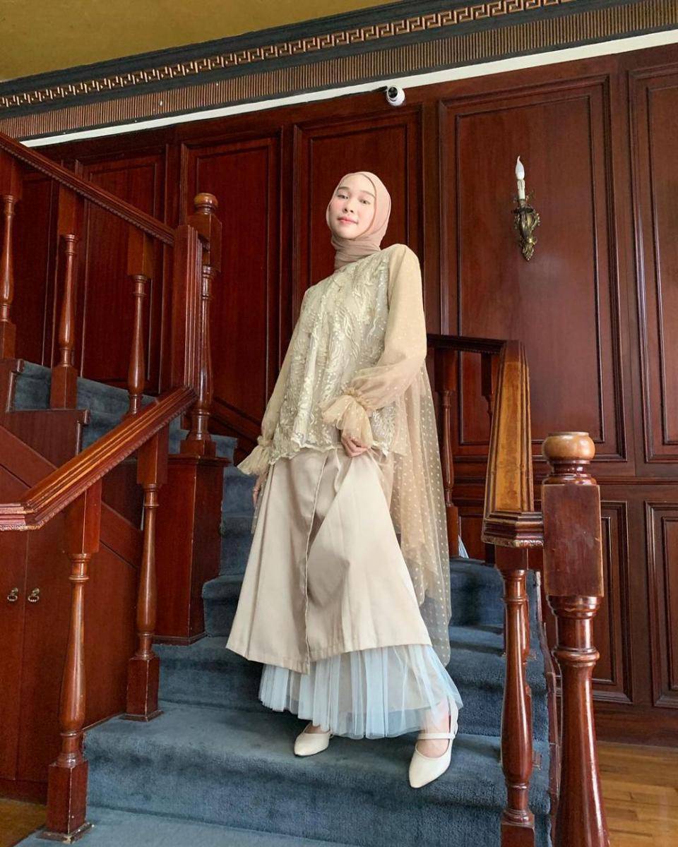 referensi outfit hijab kekinian untuk wisuda ala Astri Ratnasari (instagram.com/nasariastri)