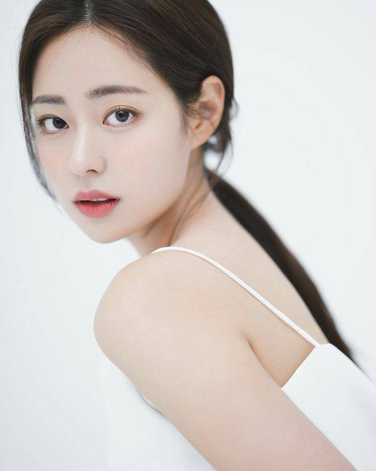 Shin Seulki (instagram.com/shinseulkee)