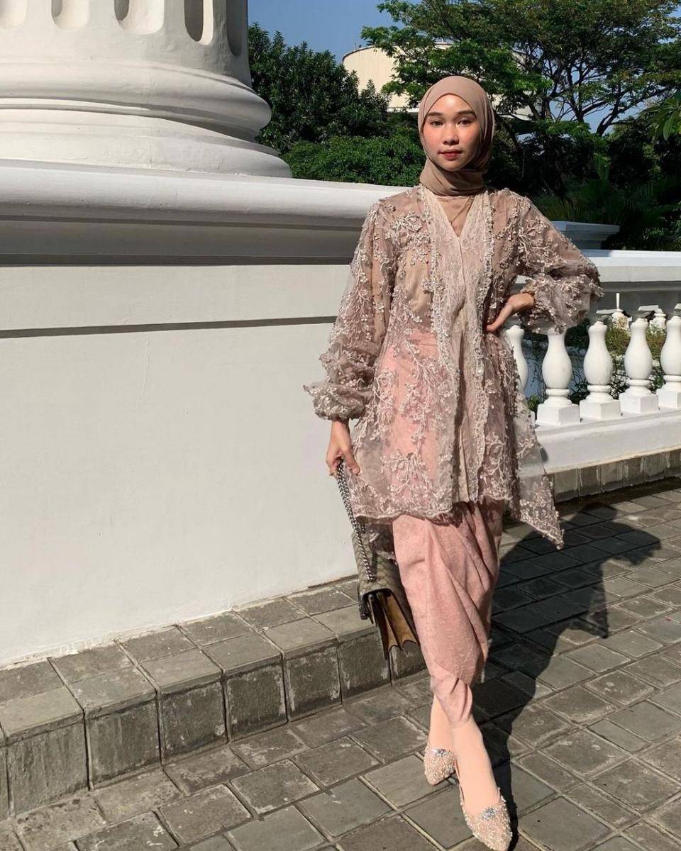 referensi outfit hijab kekinian untuk wisuda ala Astri Ratnasari (instagram.com/nasariastri)