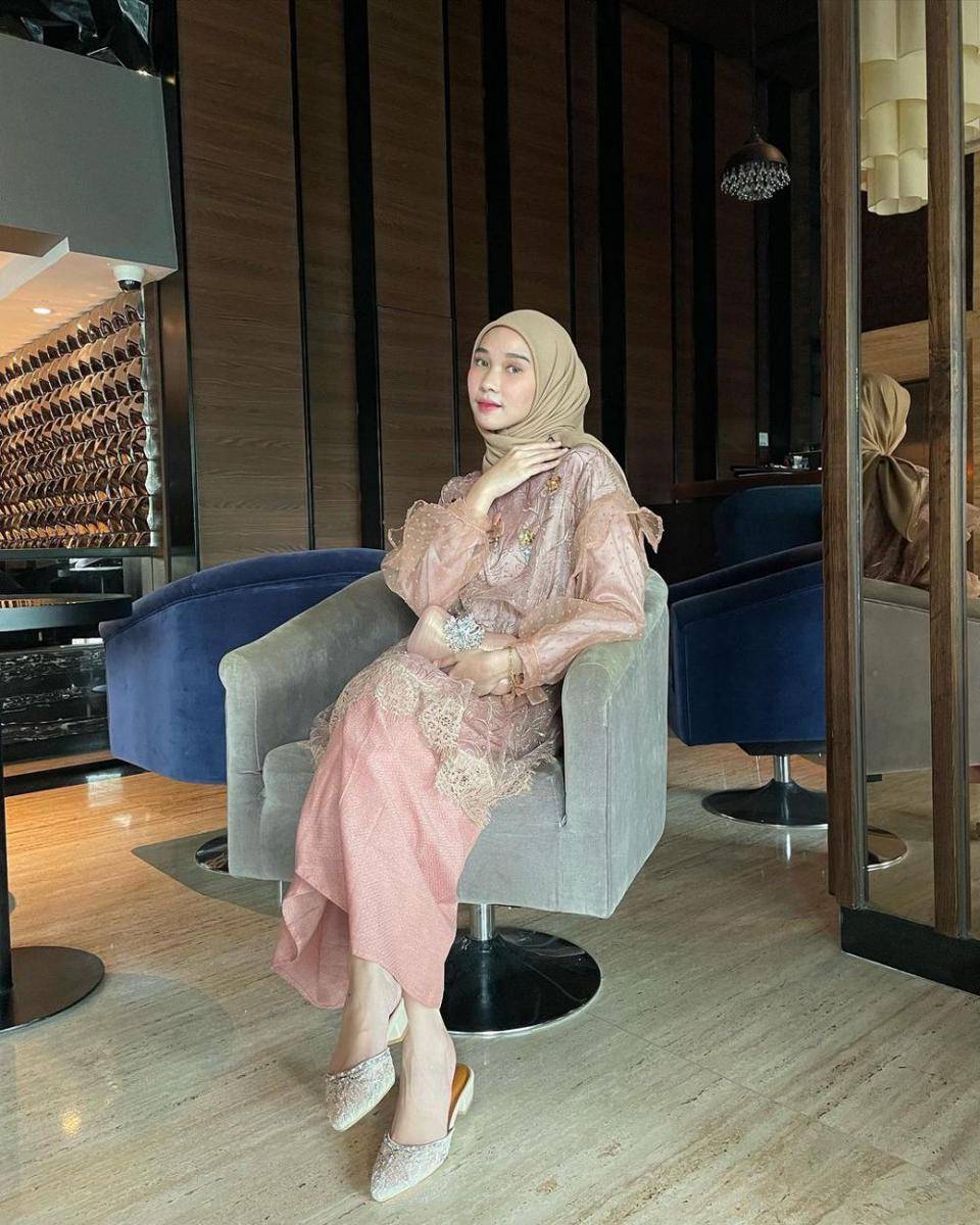 referensi outfit hijab kekinian untuk wisuda ala Astri Ratnasari (instagram.com/nasariastri)