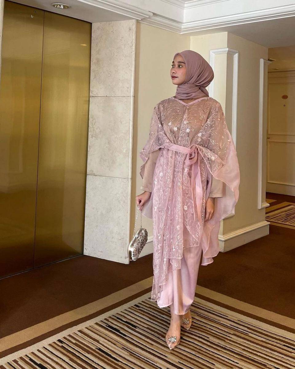 referensi outfit hijab kekinian untuk wisuda ala Astri Ratnasari (instagram.com/nasariastri)