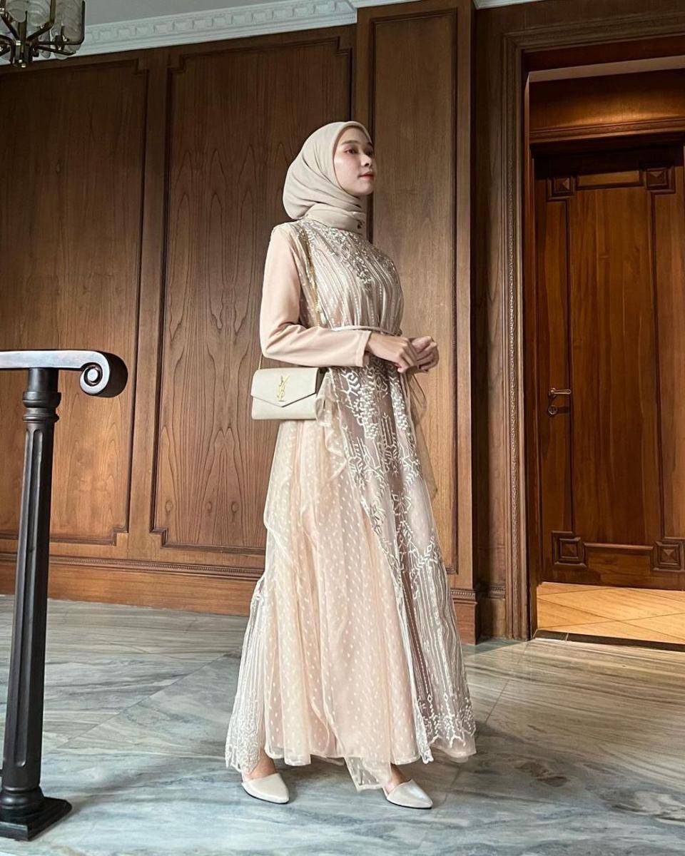 referensi outfit hijab kekinian untuk wisuda ala Astri Ratnasari (instagram.com/nasariastri)