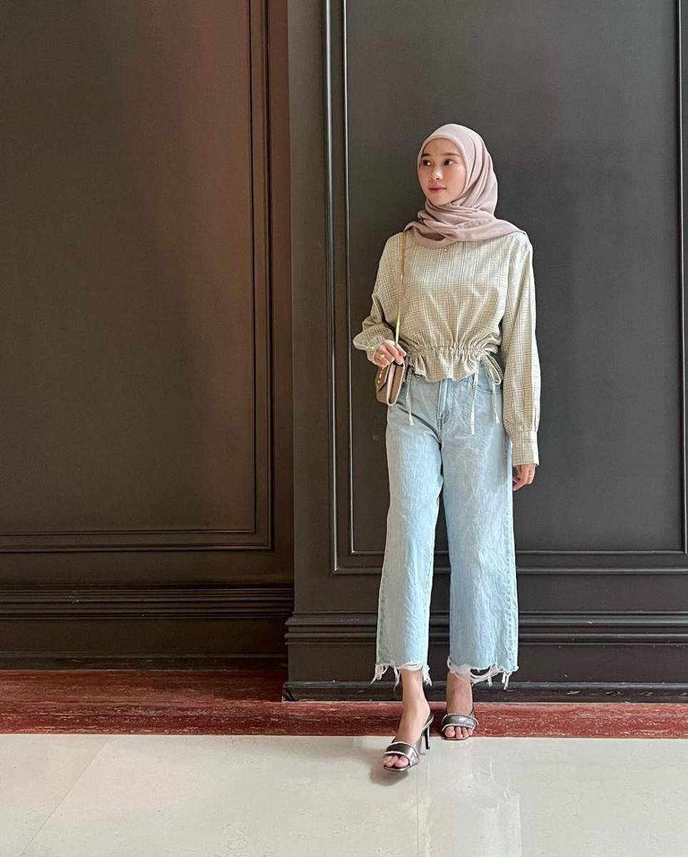 OOTD hijab untuk kuliah ala Astri Ratnasari (instagram.com/nasariastri)