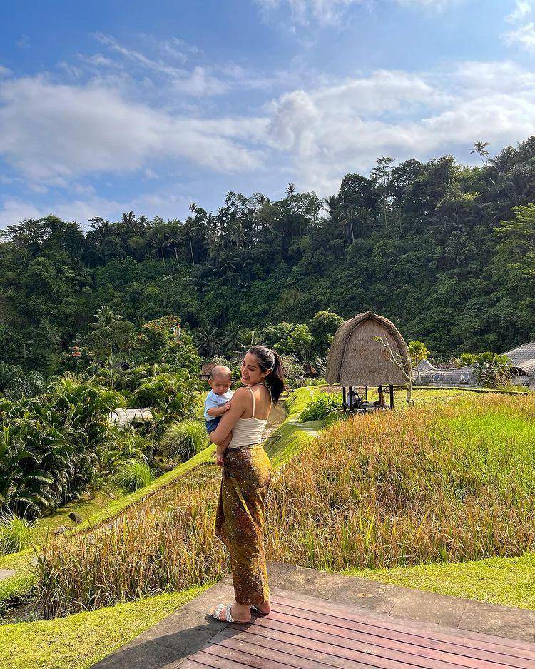 inspirasi outfit dengan rok batik (instagram.com/inijedar)