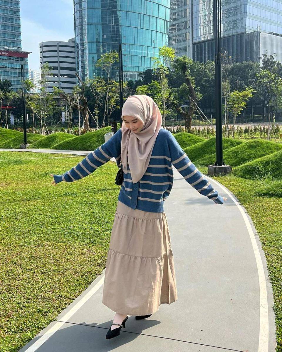 OOTD hijab untuk kuliah ala Astri Ratnasari (instagram.com/nasariastri)