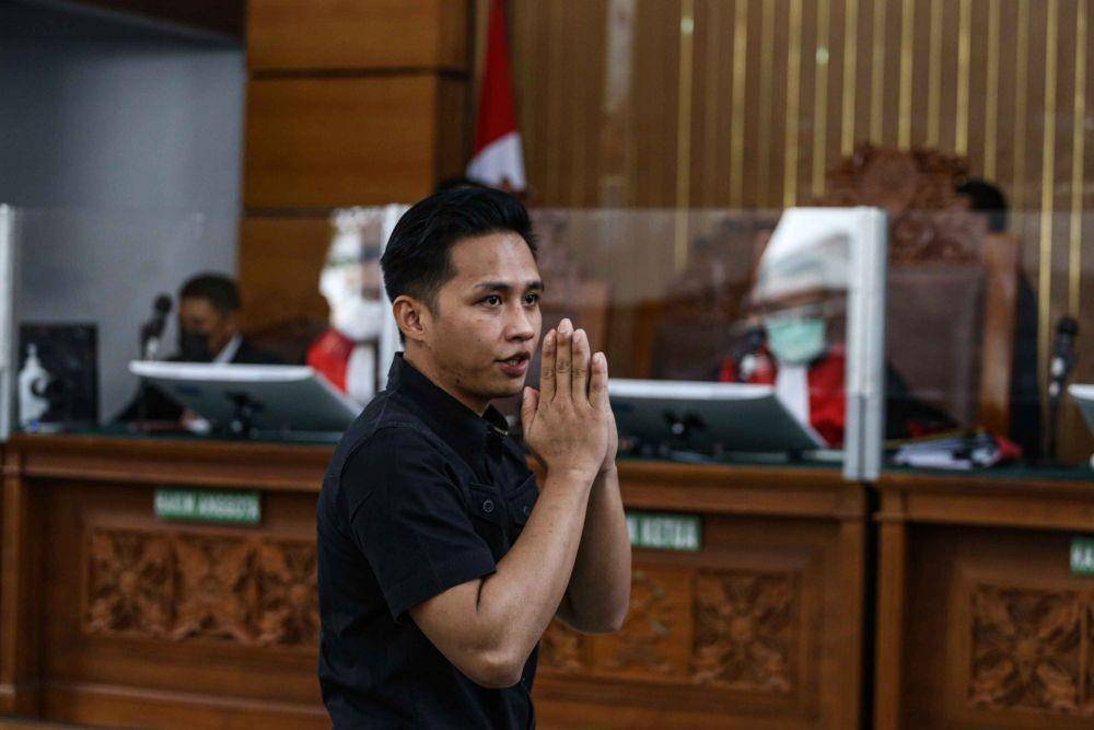 Terdakwa Richard Eliezer atau Bharada E menyapa pengunjung usai menjalani sidang lanjutan dalam kasus pembunuhan berencana terhadap Brigadir Nopriansyah Yosua Hutabarat di Pengadilan Negeri Jakarta Selatan, Jakarta, Rabu (11/1/2023). (ANTARA FOTO/Asprilla Dwi Adha)