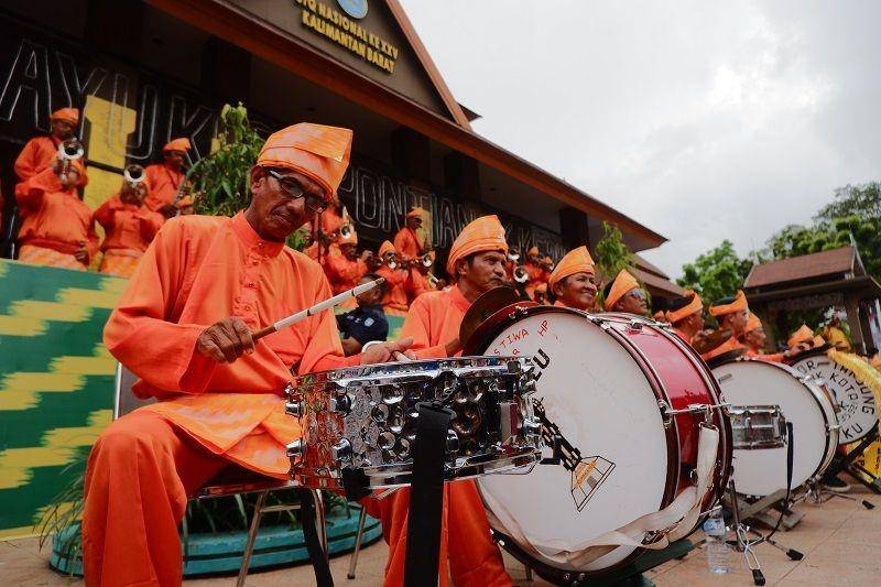 ilustrasi memainkan alat musik Betawi (common.wikimedia/Aliff12)