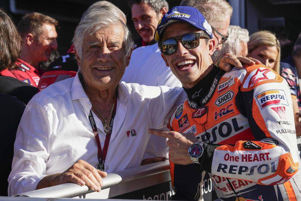 Giacomo Agostini dan Marc Marquez (motogp.com)