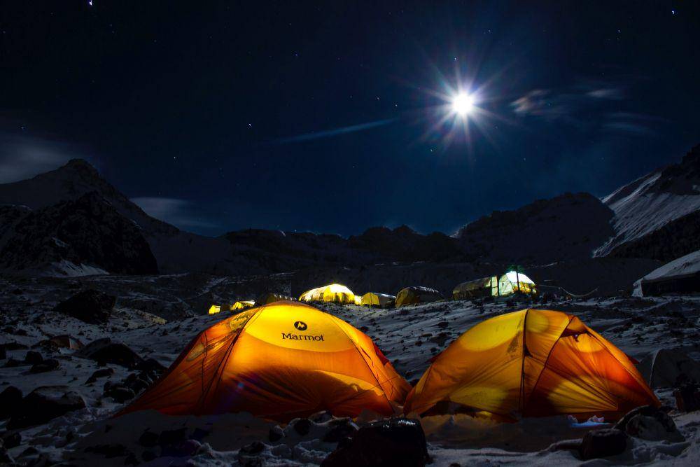 potret suasana perkemahan di Plaza de Mulas base camp, Aconcagua pada ketinggian sekitar 4.300-an mdpl (unsplash.com/Gustavo Leighton)