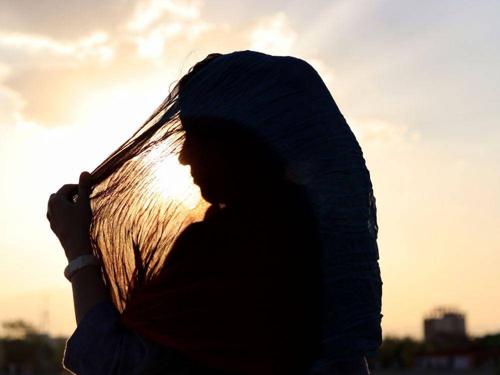 ilustrasi wanita berhijab (unsplash.com/habib dadkhah)