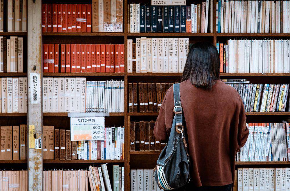 ilustrasi toko buku(pexels.com/abbychung)