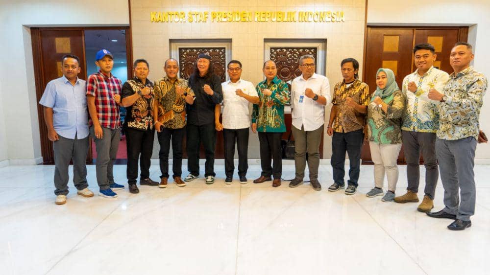 Moeldoko saat bertemu keluarga korban Tragedi Kanjuruhan. (Dok. Kantor Staff Kepresidenan)
