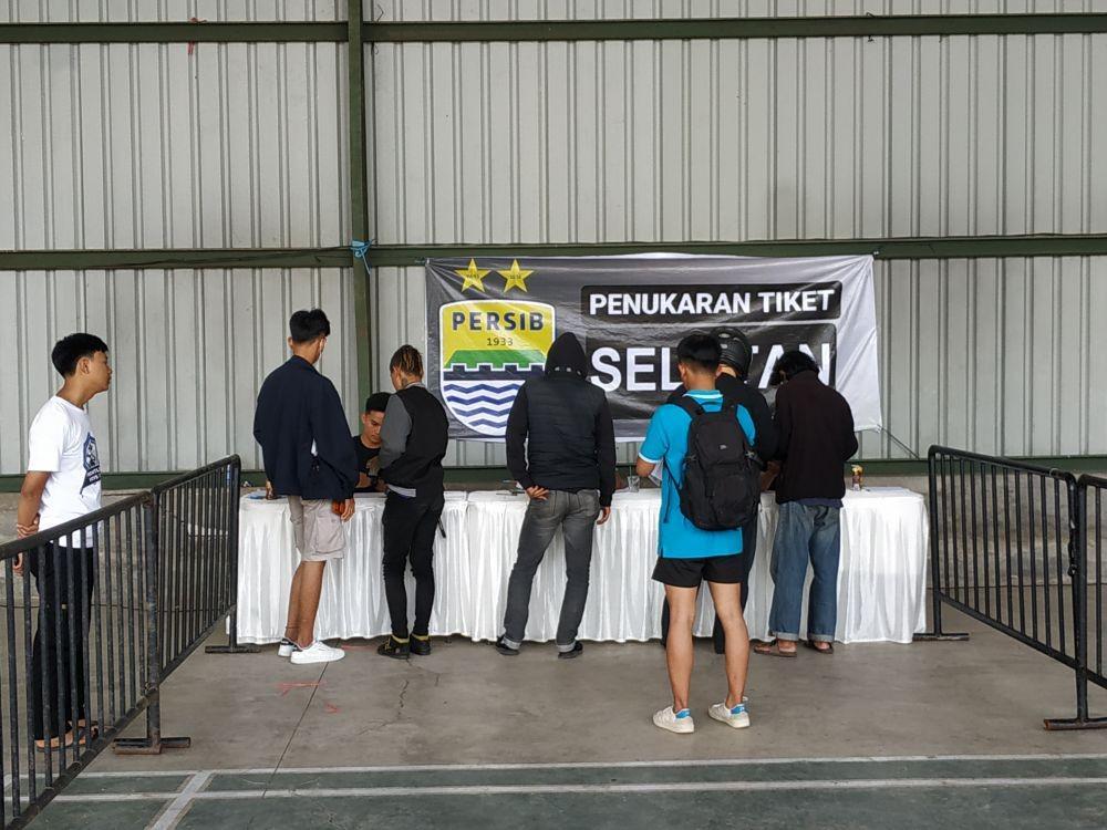 Ribuan Bobotoh Antre Tukarkan Tiket Jelang Laga Persib vs Persija